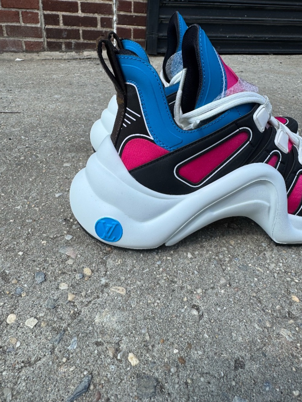 Louis Vuitton Arch Light Sneakers size 38 - Picture 6 of 15